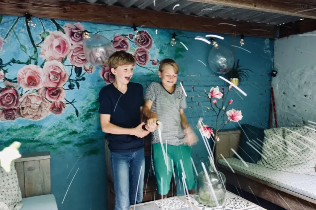Lars en casper onthullen muurschildering